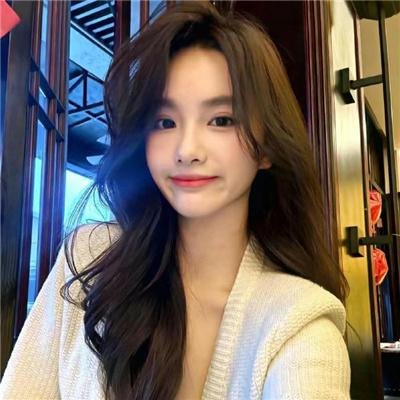 随盲柳入眠的女人